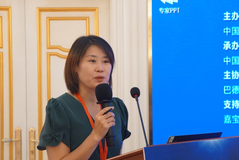 中国涂料工业协会建筑涂料涂装分会执行秘书长王宝英主持会议