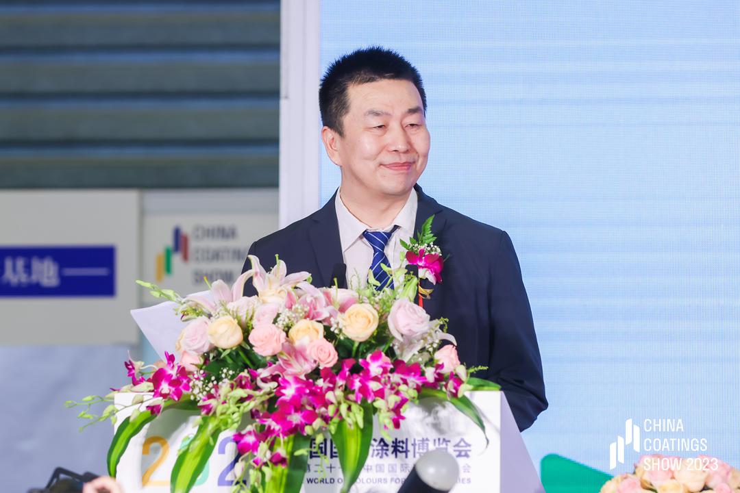 中国涂料工业协会秘书长刘杰主持开幕式