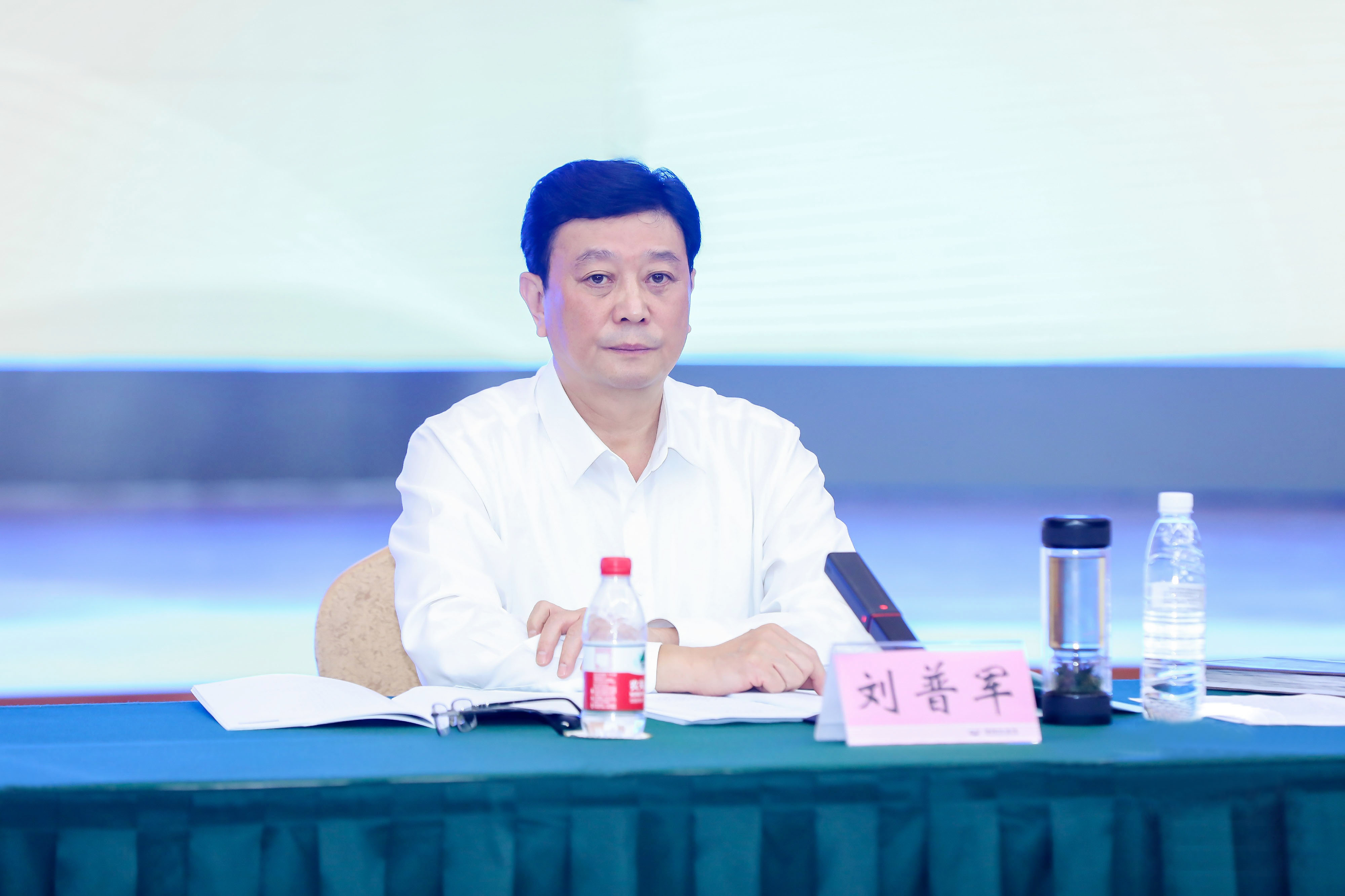 中国涂料工业协会会长刘普军主持会议