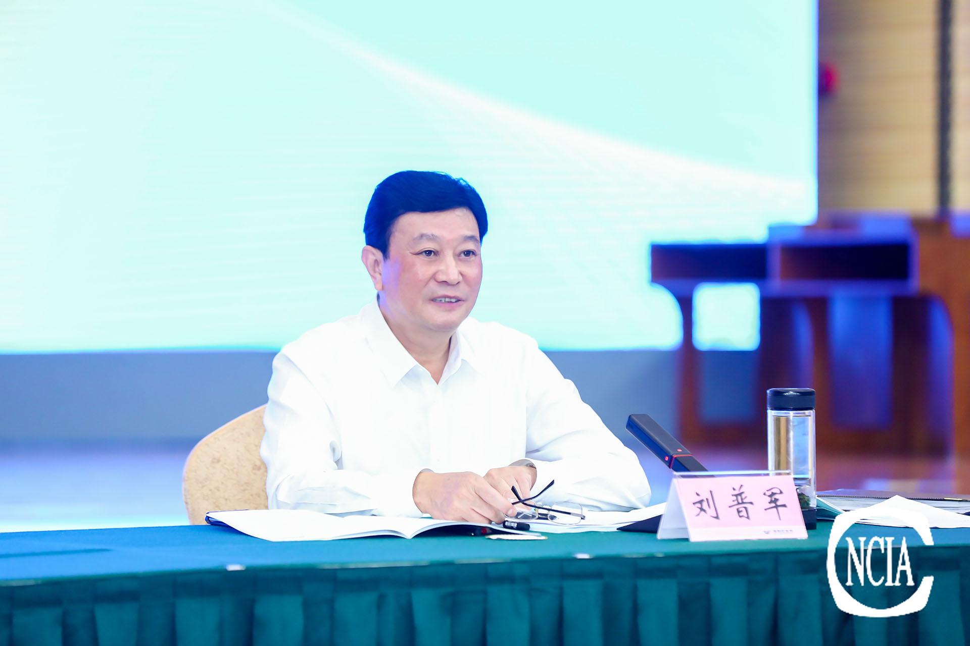 中国涂料工业协会会长刘普军主持会议