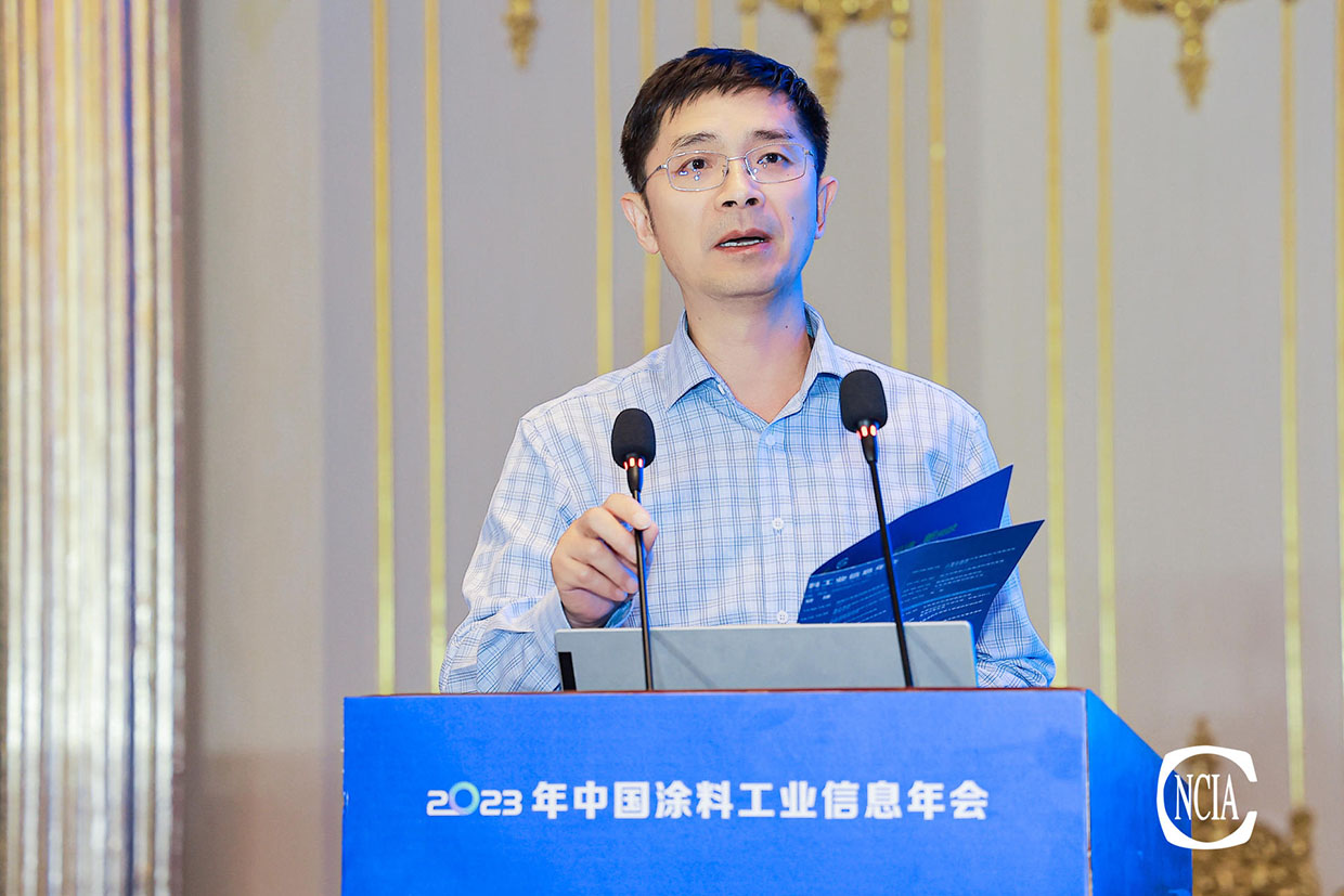 中国涂料工业协会技术专家工作委员会常委俞剑峰主持下午会议