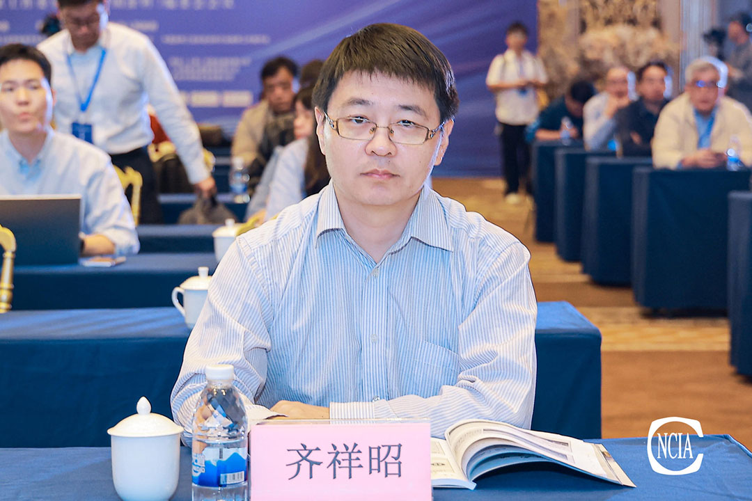 中国涂料工业协会副秘书长齐祥昭主持1日上午会议