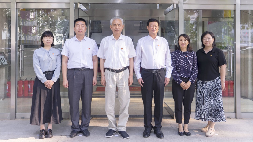 李云鹏书记和ChinaCoatings SYSTEM90分工业协会新一届党支部委员合影
